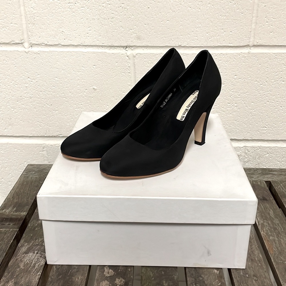 Slow And Steady Wins The Race Pumps Black sz 39